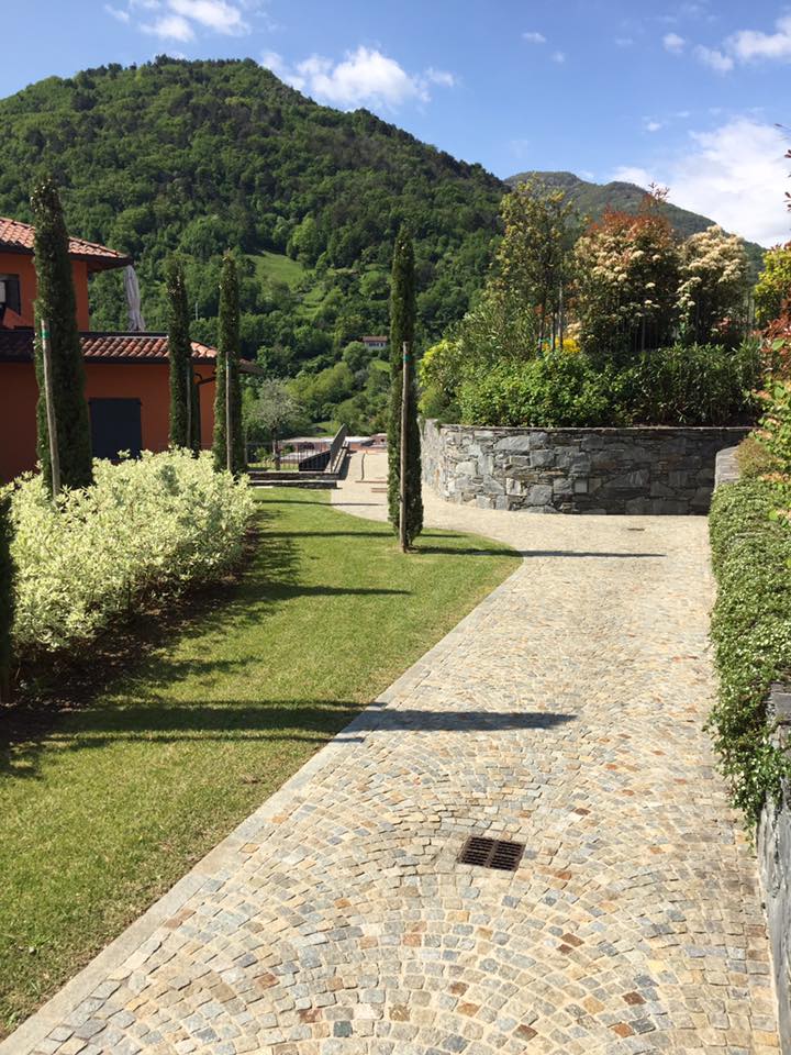 Vialetto in porfido con cipressi e muro in pietra