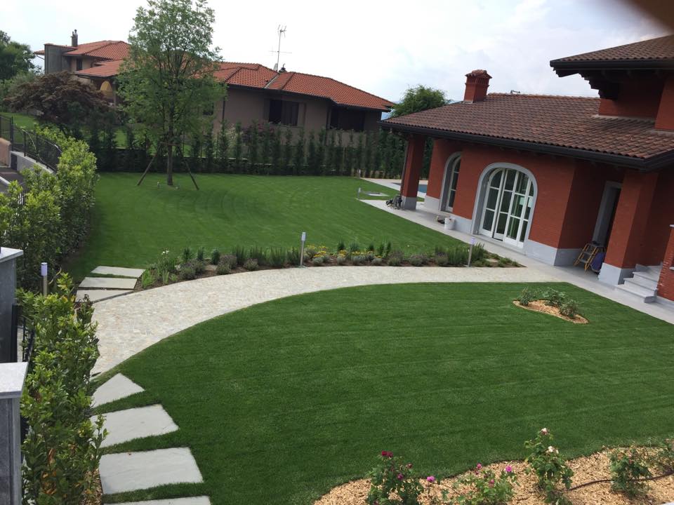 Giardino completato con prato circolare e vialetto in pietra
